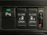 【両側パワースライドドア】両側がパワースライドドアになっており、運転席のスイッチやスマートキーでも開閉が可能です!開口部も広いので乗り降りも楽々♪