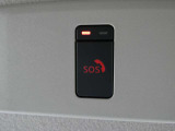 急病時や危険を感じた時、SOSコールスイッチを押すと専門のオペレータに繋がって、警察や消防への連携をサポートしてくれます。また、万が一の事故発生時には、エアバッグ展開と連動して自動通報します。