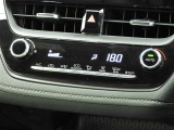 オートエアコンを装備しておりますので、四季を通じて車内を快適な温度に保つことが出来ます!高級感が有りますね!