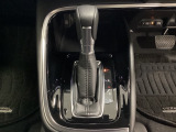 「e:HEV」は、モーター走行を中心にしながら電気エネルギーやエンジン動力を最も効率よく使い分けることができる賢いハイブリッドシステムです。サイドブレーキはスイッチ操作の電子制御パーキングブレーキです