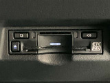 高速道路で便利な【ETC2.0】を装備しています。光ビーコン搭載で渋滞情報などナビゲーションと連動することで機能も充実いたします。他、観光施設に立ち寄るための高速料金割引サービス等もございます。