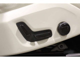 フロントには8wayパワーシートを装備しています。体圧を分散させる電動ランバーサポートやクッション・エクステンションも備え付けられているため、ロングドライブでも快適に過ごすことができます。