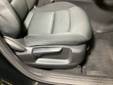 運転席にはドライバーの体型や好みに応じて前後方向だけでなく、高さの調整ができるシートリフターを装備!