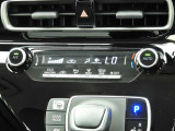 オートエアコンを装備しておりますので、四季を通じて車内を快適な温度に保つことが出来ます!高級感が有りますね!