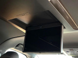 【13.2型フリップダウン】大画面モニターで後席でもエンタメをお楽しみいただけます。家族や友人とお出かけする機会が多い方に大人気です♪