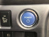 エンジンスタートスイッチです。キーが車内にあれば、エンジンの始動や停止はスイッチを押すだけ!キーを取り出す手間を省き、ワンプッシュで操作できるので簡単でスムーズです。