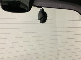 後方にもドライブレコーダーのカメラが付いています。前後両方でお車の周りを監視・記録いたします。