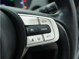 ◆アダプティブクルーズコントロール◆予め設定した車速内でクルマが自動的に加減速。前走車との適切な車間距離を維持しながら追従走行します。【LKAS】車線維持支援システムでステアリング操作を支援。