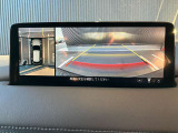 360度ビューカメラを搭載。4方の小型カメラの映像を処理し、車両真上からの映像に変換しています。