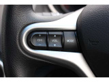 ハンドル左部分でオーディオ操作が可能です。運転中でも目線をずらさずに運転に集中できます。