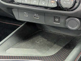 ワイヤレス充電が搭載されているのでお手持ちの携帯電話を置くだけで充電が可能です。