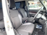 運転席シート廻りは使用感も少なく、良好な状態となっています。前オーナー様が丁寧に使っていたことがよくわかりますね。