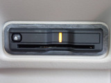 ■【ETC車載器】が装備されています。セットアップをしてお渡しとなり、ETCカードを差し込むだけで高速道路の利用が可能です。