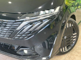 【LEDヘッドライト】悪天候や夜間走行時も良好な視界を確保し安心して運転できる高輝度LEDヘッドライトを装備!点灯速度が早く、消費電力も抑えられています。