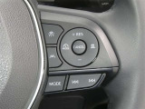 【レーダークルーズコントロール】(全車速追従機能付)付きです。車速に応じて追従支援してくれるので、ロングドライブも快適です。詳細は販売店スタッフまでおたずねください。