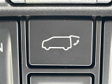 【パワーバックドア】荷物を抱えた状態でもリアゲートの開閉が可能です!お買い物時やアウトドアの際に役立ちますね。