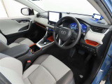 シンプルで使いやすいデザインの運転席です。