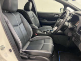 ゆったりと座れる運転席シートですのでストレスなく運転が出来ますよ!