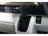インパネシフトだから視線の移動も少なく足元もスッキリ♪運転席もゆったりしているのでゆとりを持ってドライブできますね!