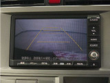 バックカメラ搭載です!車庫入れが苦手な人はもちろん、車両感覚に自信がある人にもお勧めです!見えない箇所が見えるようになるので、低い障害物や隠れてしまっている子供の存在等にも気付く事が出来ます。