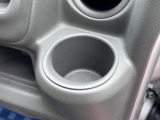 [ドリンクホルダー]お気に入りのドリンクを片手に、快適なドライブを♪500mlペットボトルも置けます!