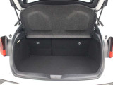 後席シートは6:4分割可倒式を採用し、シート肩口のレバー操作で、荷室の拡大も可能です。