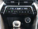 左右独立温度コントロールフルオートエアコンです。運転席、助手席それぞれで独立して温度設定ができます。冷え性の方が乗っても安心ですね♪