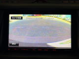 【バックモニター】後ろのカメラの映像がモニターに映し出されるので、後方の見えない死角や、障害物との距離感などもしっかり安全確認することができます。