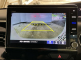 【バックカメラ】運転が苦手な方も車庫入れラクラクです!ギアをリバースに入れれば自動的に切り換わりますので、面倒な操作は不要です♪狭い駐車場もお車を傷つけず安心ですね!