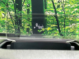 【カラーヘッドアップディスプレイ】現在の速度や走行情報をデジタル表示で運転席前方のガラスに投影!カラー付きで視認性も高く、運転中目線をずらさず必要な情報を確認できるのでとっても便利で安心!