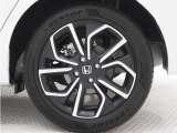 ◆純正ホイール装着車◆シンプルなデザインのホイールキャップ付きです。
