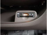 夜間走行でも安心のLEDへッッドライト搭載車です。とても明るく白い光で照らします。この装備も人気のアイテムですね
