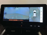 【パノラミックビューモニター】映像で、見づらい車両周辺の確認をアシスト。クルマを真上から見ているような映像を表示。 運転席から確認しにくい車両周囲の状況を把握。