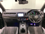 車内は光触媒抗菌消臭施工済です。インパネ周りはスタイリッシュなデザインで機能や装備も充実しています。グローブボックスやカップホルダーのほかにトレーなどたくさんの収納スペースが付いています。