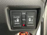 【両側パワースライドドア】両側がパワースライドドアになっており、運転席のスイッチやスマートキーでも開閉が可能です!開口部も広いので乗り降りも楽々♪