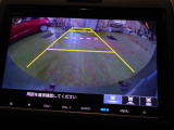 バックカメラの画像です。ガイドラインがスムースな車庫入れをサポートいたします。車庫入れの安心感がアップしますね。