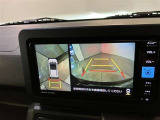 【パノラミックビューモニター】映像で、見づらい車両周辺の確認をアシスト。クルマを真上から見ているような映像を表示。 運転席から確認しにくい車両周囲の状況を把握。