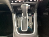 CVT車のセレクトレバーです。低速から高速まで、変速ショックのないスムーズな走りを実現するとともに、エンジン効率のよい領域を維持することで燃費にも貢献します。
