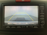 バックでの車庫入れも安心です! リアカメラが付いているバックモニター付のナビを装備しております。操作線もついており距離感も画面から確認できます。