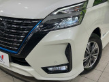 【LEDヘッドライト】悪天候や夜間走行時も良好な視界を確保し安心して運転できる高輝度LEDヘッドライトを装備!点灯速度が早く、消費電力も抑えられています。