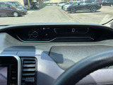セレナのスピードメーターです。 左側のディスプレイにはお車の情報を表示してくれます。