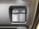 左側電動スライドドアは運転席からでも操作ができるように、ハンドル付近に開閉の操作スイッチが付いています。