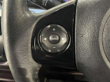 ステアリングスイッチ付きで、運転中に視線を前に向けたまま操作できます。