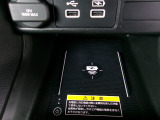 置くだけでワイヤレスで充電可能です。