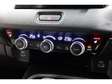 運転席と助手席の温度設定の変更が可能な左右独立タイプのデュアルエアコンです♪♪♪暑がりな人・寒がりな人も誰もが車内を快適にお過ごしいただけます♪♪♪