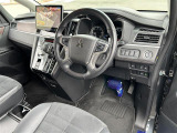 【運転席】座り心地が良いシートなので長時間の運転でも快適にお過ごしいただけます。新品のフロアマットのご注文も可能です。掲載箇所以外にご希望の写真がございましたらお気軽にお問い合わせ下さい。