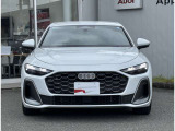 シングルフレームグリルはAudiの象徴的なデザイン要素であり、一目でAudiとわかるスタイル、大きくて迫力のある形状が車のスポーティな印象を強調しており、魅力的なデザインとなっています。