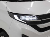 ハイビームで走行中、対向車を検知し操作することなく部分的に遮光する、ADB(アダプティブドライビングビーム)を装備。対向車に眩しい思いをさせることなく、ハイビームの視認性を確保します。