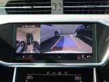 4台の広角サラウンドビューカメラが、車両の全周囲360度を瞬時に捉え、様々な角度からの映像を映し出し、駐車時の操作がより簡単になります。ギアをリバースに入れるか、センターコンソールのボタンで起動します。