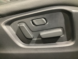 運転席にはパワーシートを装備!シート位置を記憶するメモリー機能付きなのでご夫婦で2名分セットすると便利です♪